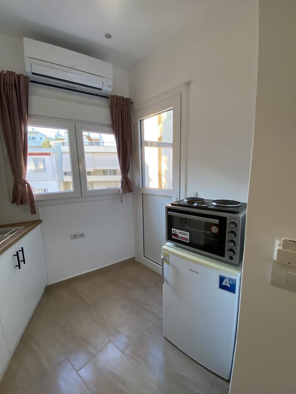 Kitchen or kitchenette, oven