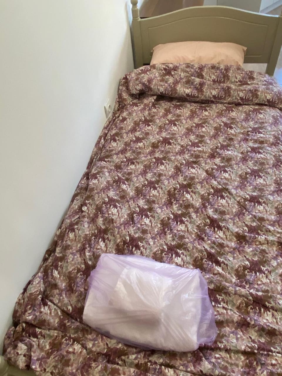 Bed, towels