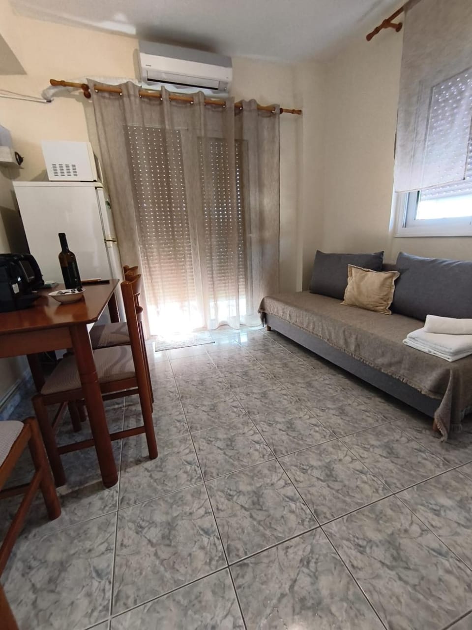 TV and multimedia, Living room, Seating area, Dining area, air conditioner
