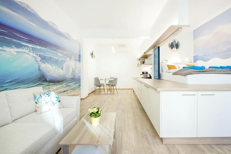 Bed, Kitchen or kitchenette, Living room, Seating area, Dining area