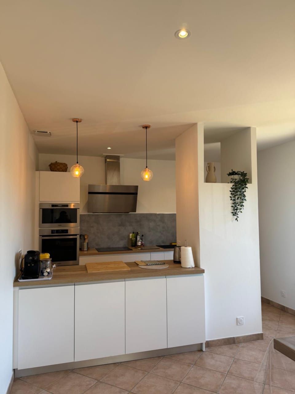 Coffee/tea facilities, dishwasher, microwave, oven, stove, toaster, kitchen