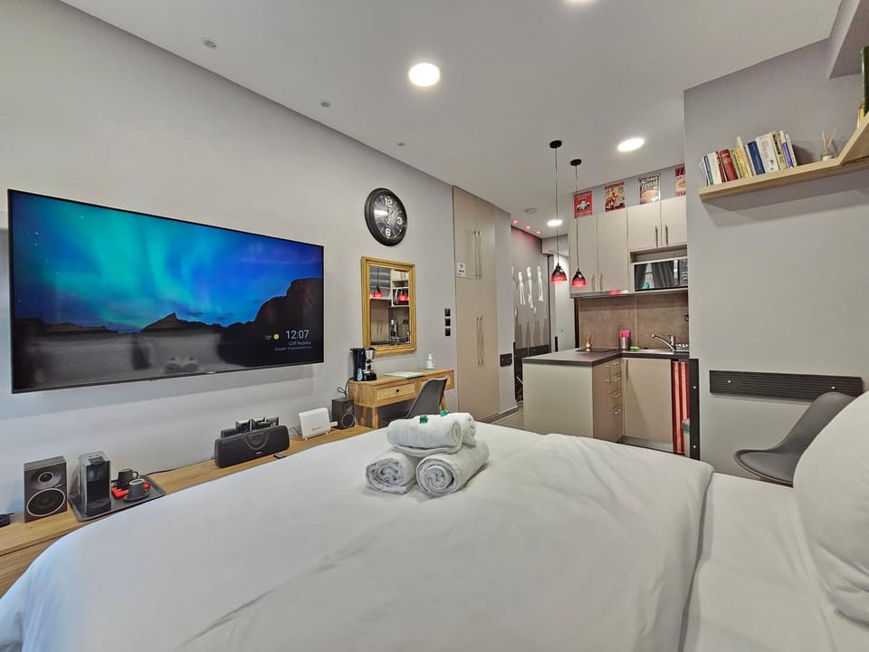 Bed, TV and multimedia, Living room, Photo of the whole room, Seating area, oven, towels