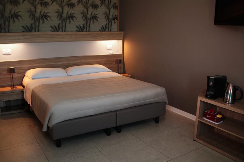Bed, Kitchen or kitchenette, Photo of the whole room, Bedroom