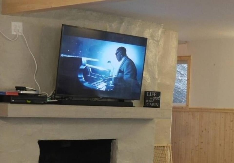 Big Cabin on the Creek Cabin in Dorrington