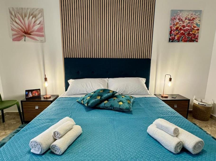 Bed, Photo of the whole room, Bedroom, towels