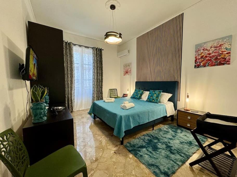Bed, TV and multimedia, Photo of the whole room, Bedroom