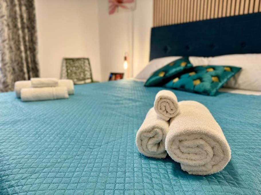 Bed, Photo of the whole room, Bedroom, towels