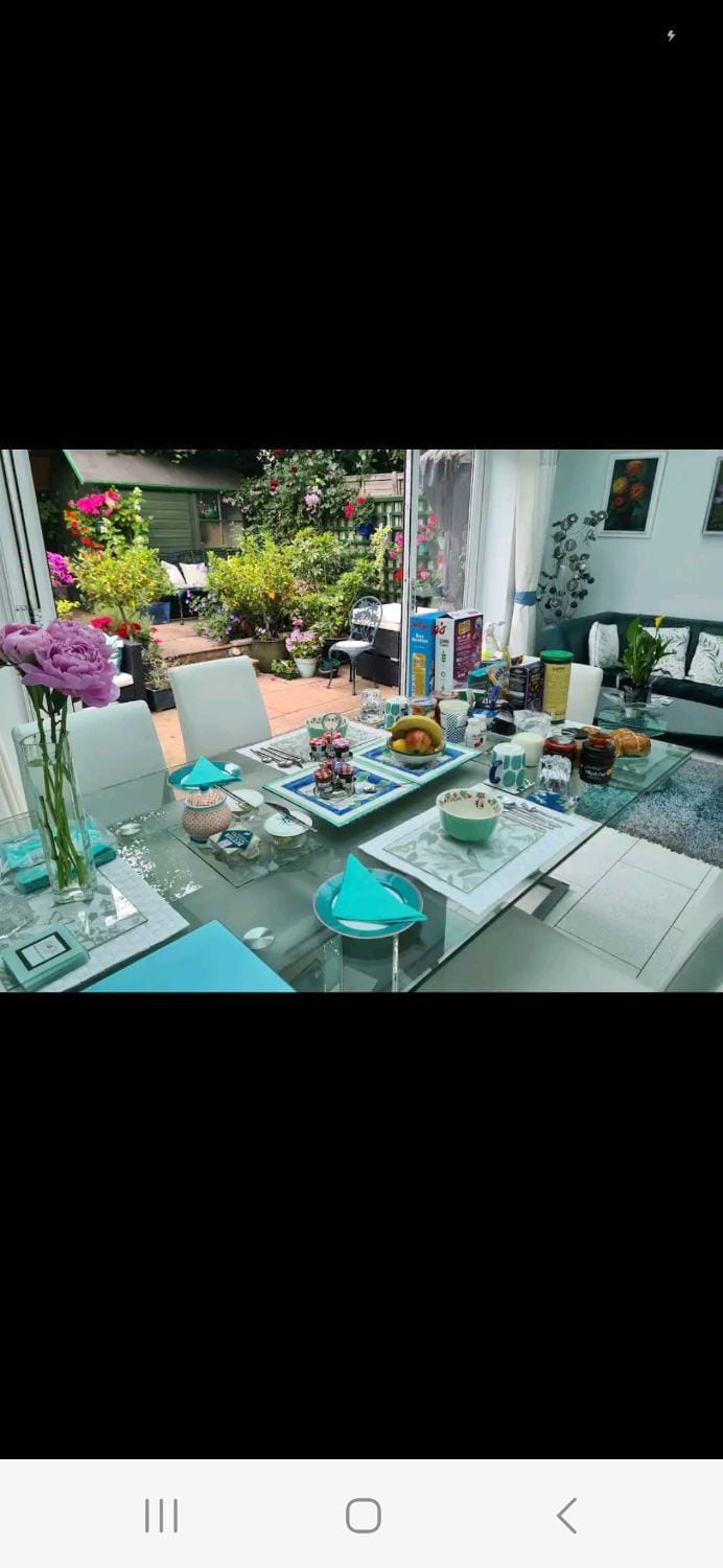 Homestay, Upmarket, Wimbledon & Southfields; beside tube; (20 mins to centre) walk to Tennis : Vacation rental in London