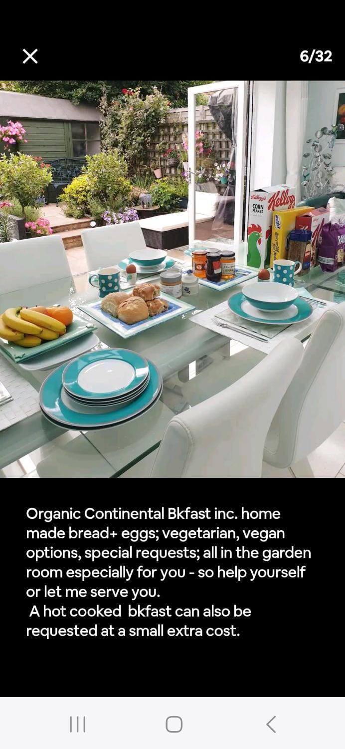 Homestay, Upmarket, Wimbledon & Southfields; beside tube; (20 mins to centre) walk to Tennis : Vacation rental in London