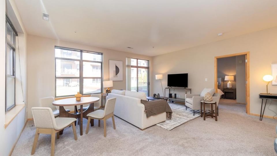 Landing Modern Apartment with Amazing Amenities (ID7306X78) Apartment in Milwaukee