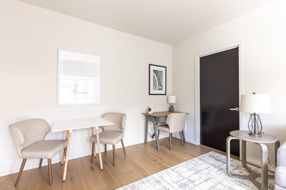 Landing Modern Apartment with Amazing Amenities (ID4754X66) Apartment in Portland