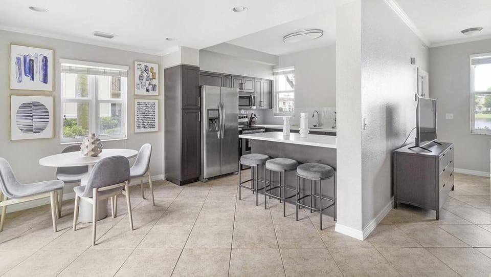 Landing Modern Apartment with Amazing Amenities (ID1315X702) Apartment in Plantation