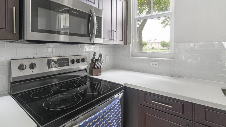 Landing Modern Apartment with Amazing Amenities (ID1315X702) Apartment in Plantation