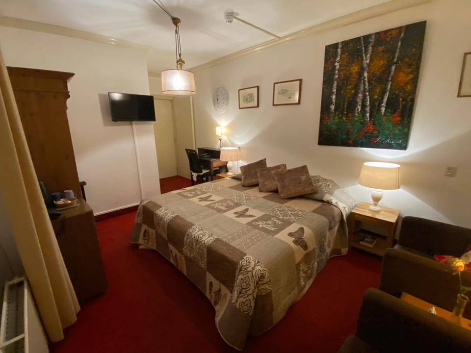 Property building, Bed, Photo of the whole room, Bedroom