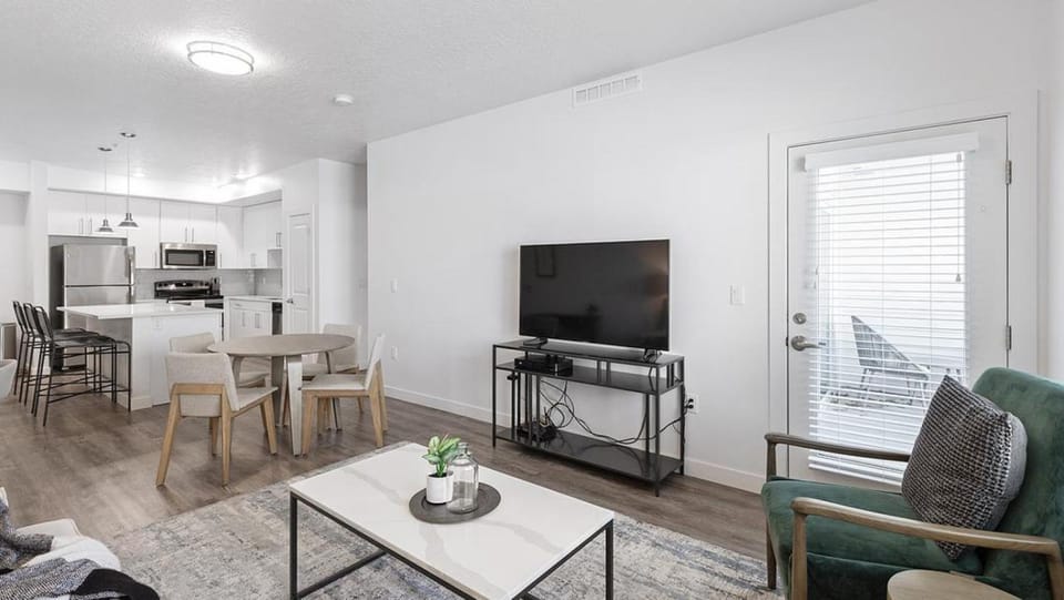 Landing Modern Apartment with Amazing Amenities (ID4579X9) Apartment in Draper