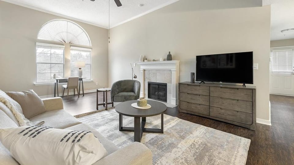 Landing Modern Apartment with Amazing Amenities (ID3244X73) Apartment in Germantown