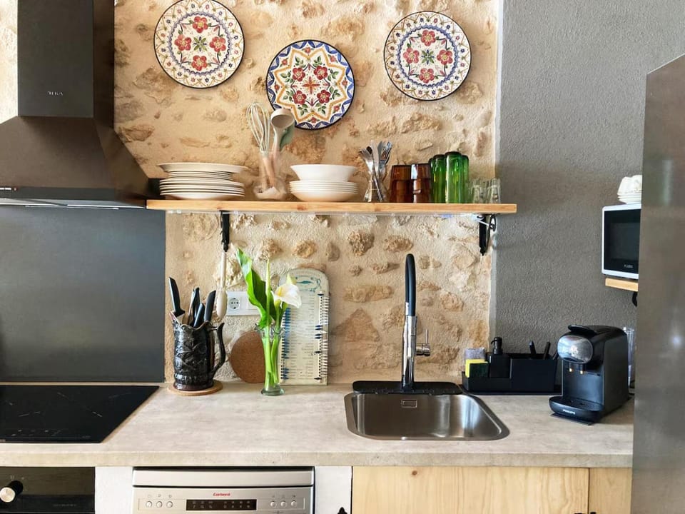 Kitchen or kitchenette, Food and drinks, Food, Meals, stove, kitchen
