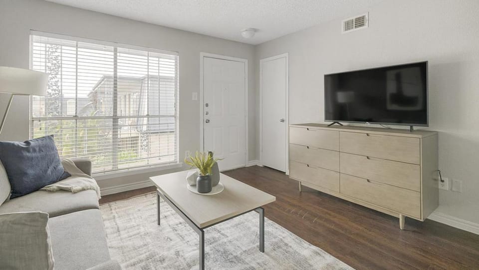 Landing Modern Apartment with Amazing Amenities (ID1243X397) Apartment in Baytown