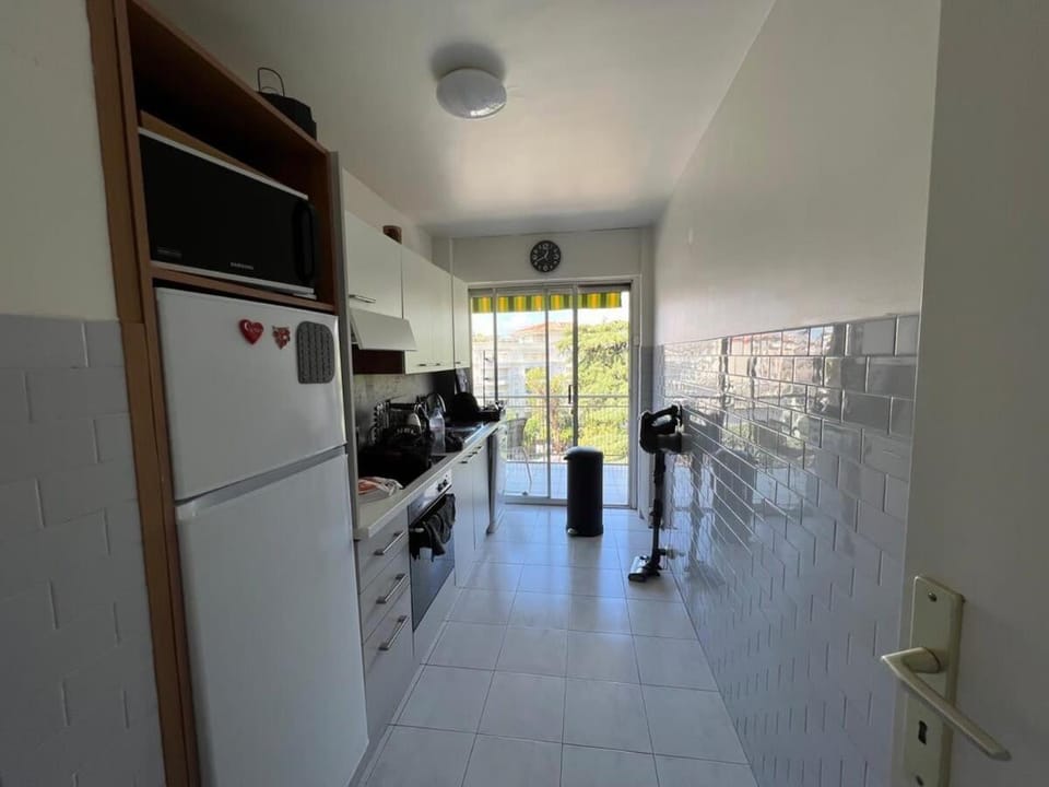 Kitchen or kitchenette, dishwasher, stove