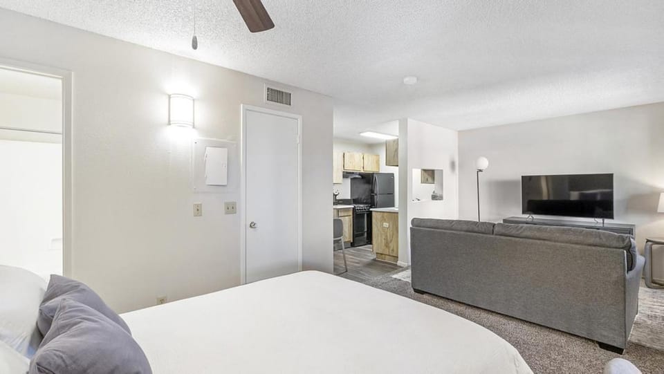 Landing Modern Apartment with Amazing Amenities (ID9297X17) Apartment in Glendale