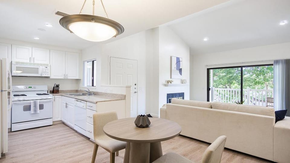 Landing - Modern Apartment with Amazing Amenities (ID1193X079) Apartment in Redlands