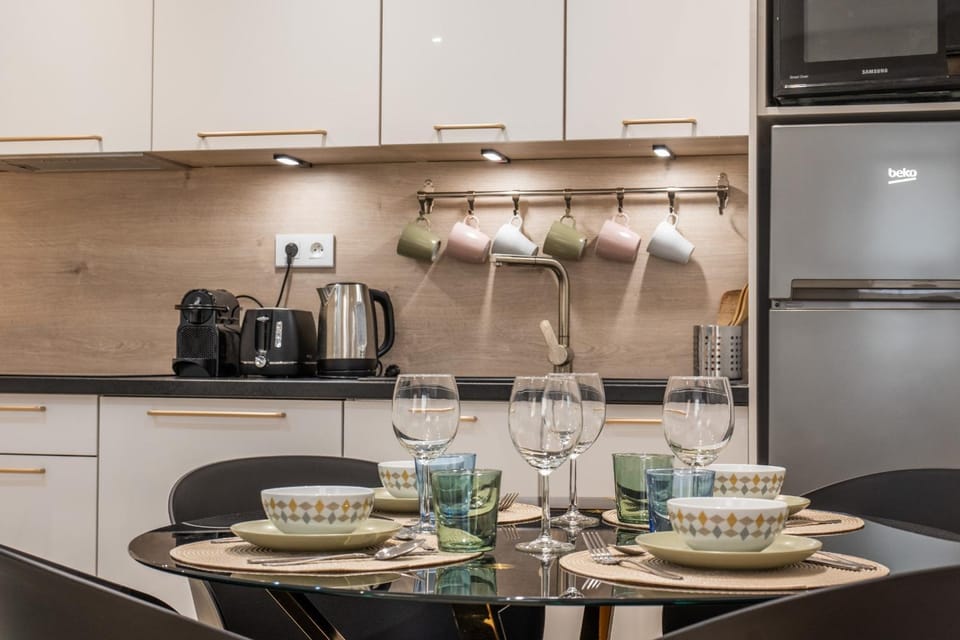 Coffee/tea facilities, Kitchen or kitchenette, Dining area, stove, toaster