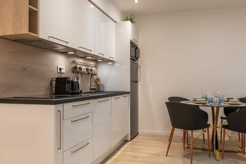 Coffee/tea facilities, Kitchen or kitchenette, Dining area, oven, stove, toaster