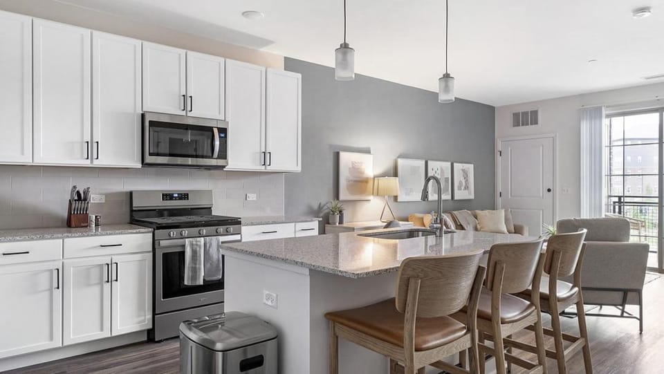 Landing - Modern Apartment with Amazing Amenities (ID8724X92) Apartment in Lombard