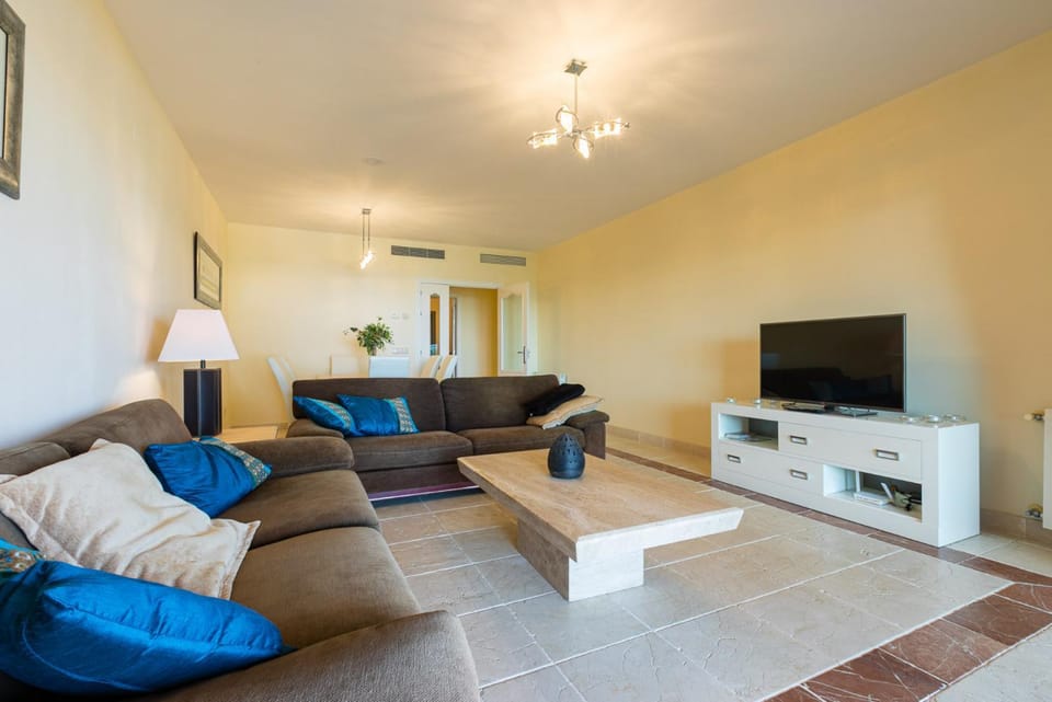 Communal lounge/ TV room, TV and multimedia, Living room, Seating area, Evening entertainment