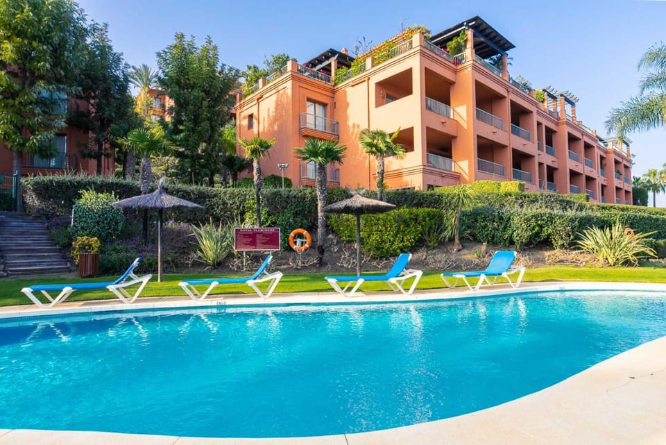 Property building, Garden, Swimming pool, sunbed