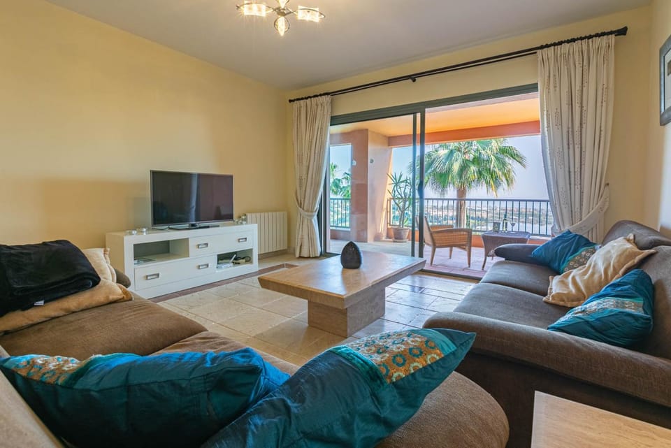 Communal lounge/ TV room, TV and multimedia, View (from property/room), Living room, Seating area, Evening entertainment