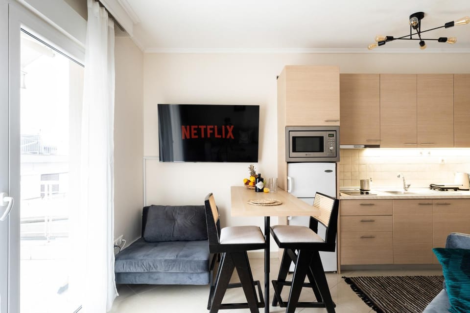 TV and multimedia, Kitchen or kitchenette, Dining area, hair dresser, stove