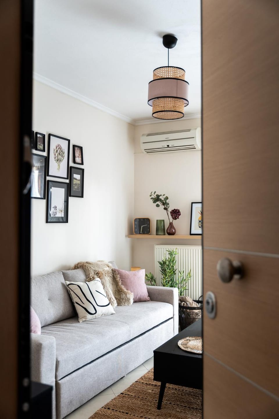 Living room, Decorative detail, Seating area, internet, air conditioner