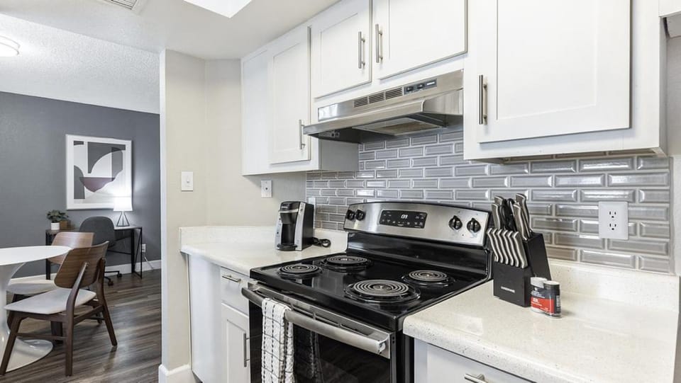Landing - Modern Apartment with Amazing Amenities (ID2750X66) Apartment in Glendale