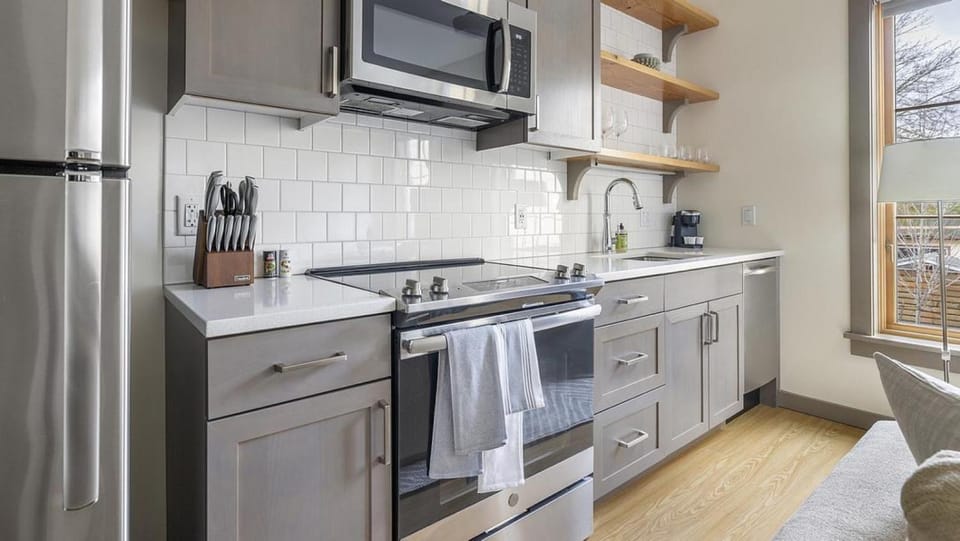 Landing - Modern Apartment with Amazing Amenities (ID1221X363) Apartment in Portland