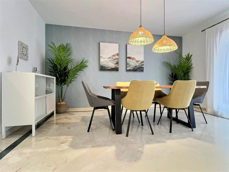 Seating area, Dining area