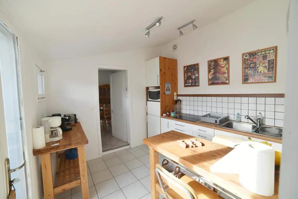 Coffee/tea facilities, Kitchen or kitchenette, Dining area, stove, toaster