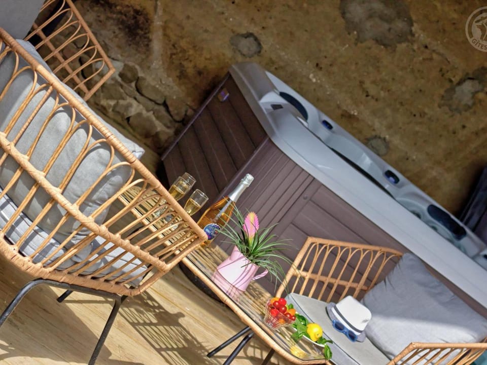 Gîte de Charme avec SPA et Parking Privé à la Campagne - FR-1-496-310 House in Auvergne-Rhône-Alpes
