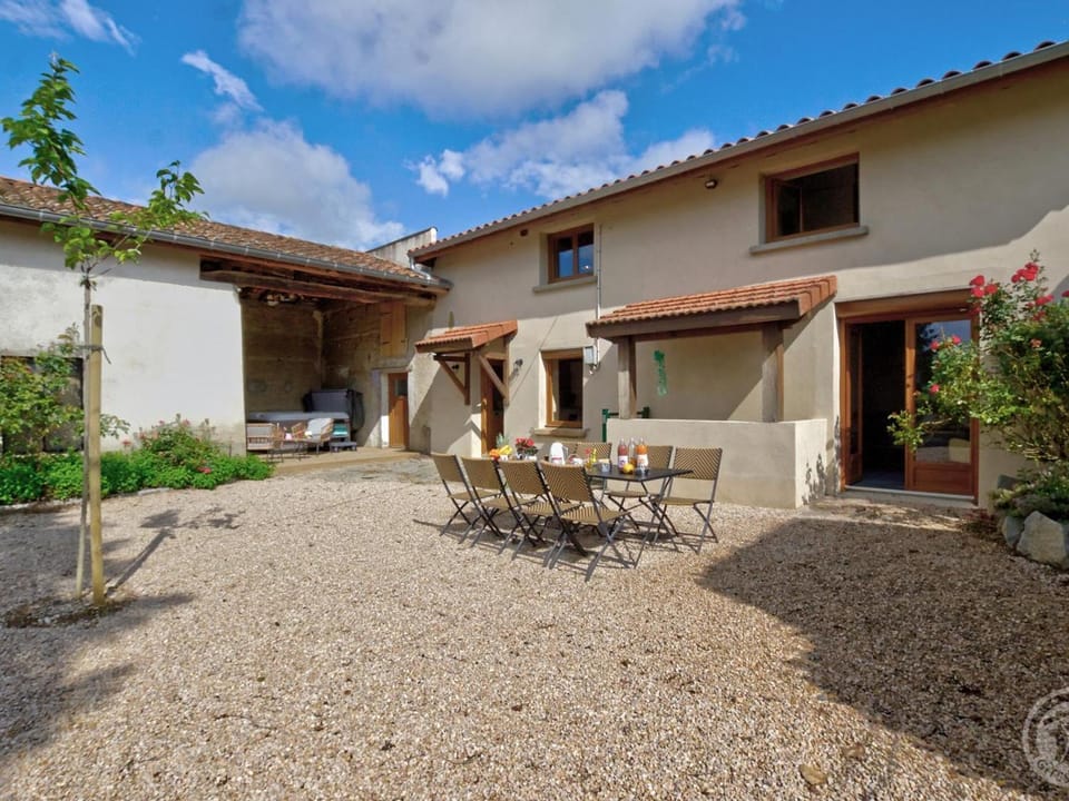 Gîte de Charme avec SPA et Parking Privé à la Campagne - FR-1-496-310 House in Auvergne-Rhône-Alpes