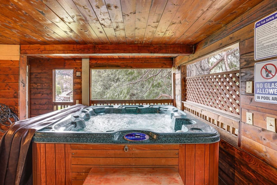 Crestline Home with Private Hot Tub Steps to Lake! House in Crestline