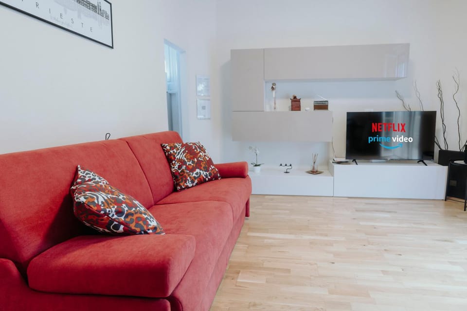 TV and multimedia, Living room, Seating area, Evening entertainment