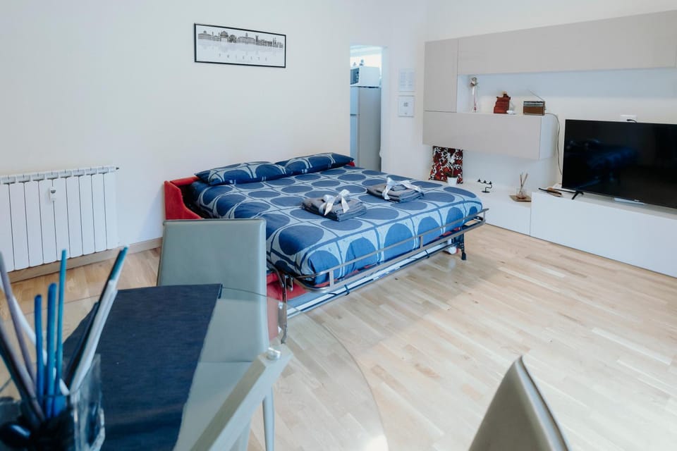 Bed, TV and multimedia, Seating area