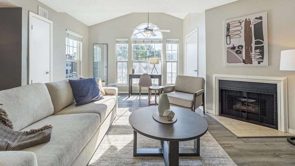 Landing - Modern Apartment with Amazing Amenities (ID8404X94) Apartment in Bartlett