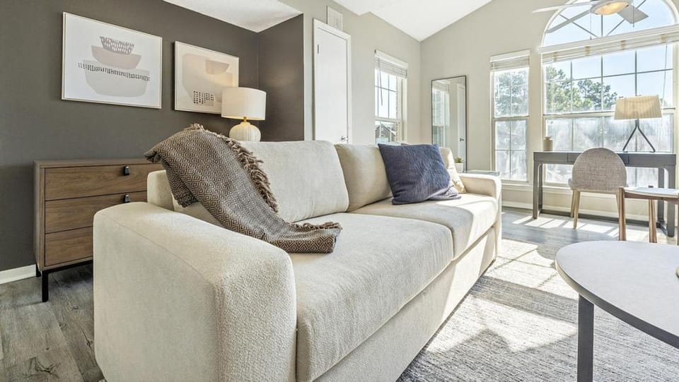 Landing - Modern Apartment with Amazing Amenities (ID8404X94) Apartment in Bartlett