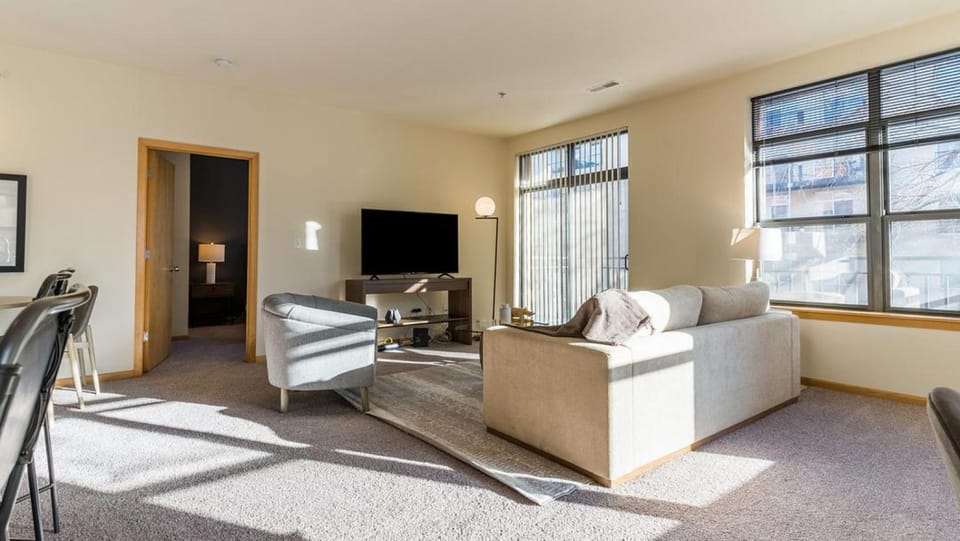 Landing - Modern Apartment with Amazing Amenities (ID7898X83) Apartment in Milwaukee