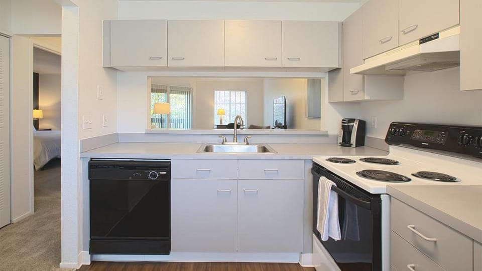 Landing - Modern Apartment with Amazing Amenities (ID8042X74) Apartment in Lake Erie