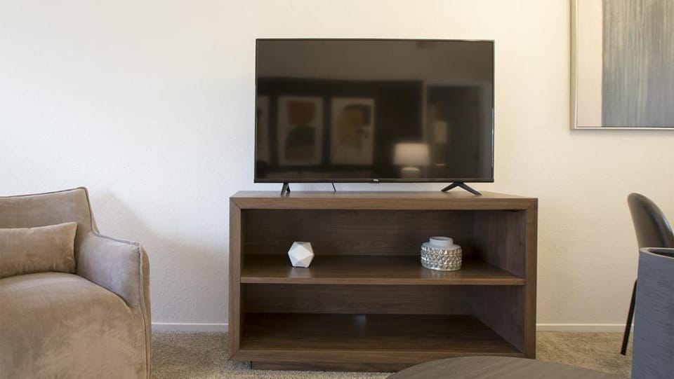 Landing - Modern Apartment with Amazing Amenities (ID8042X74) Apartment in Lake Erie