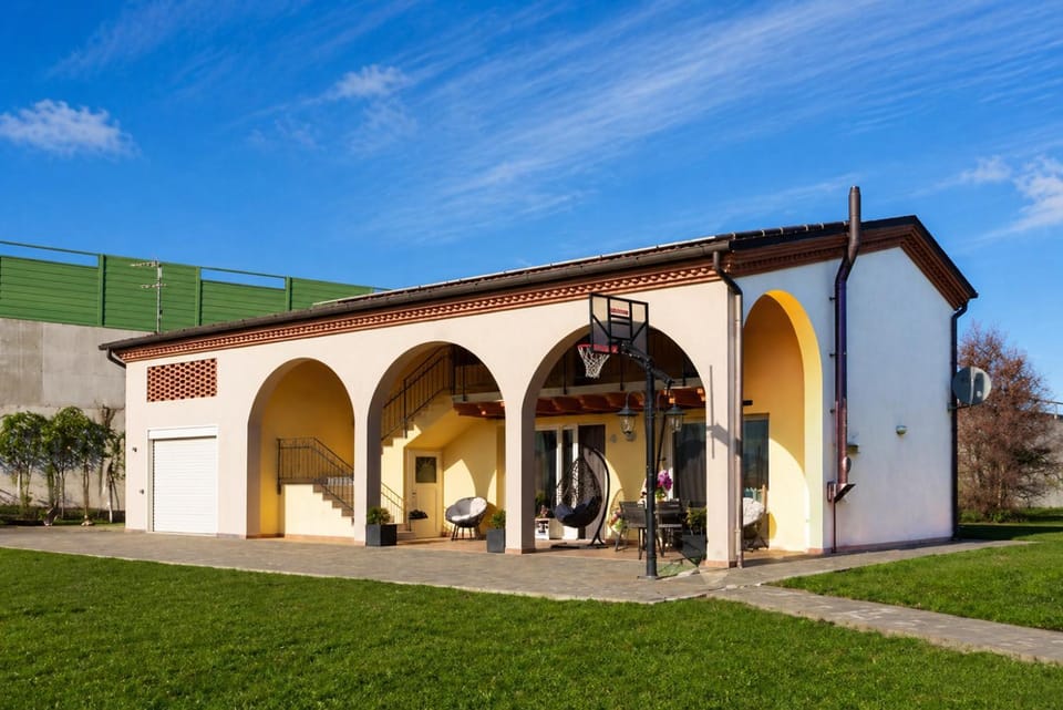 Property building, Garden, Parking