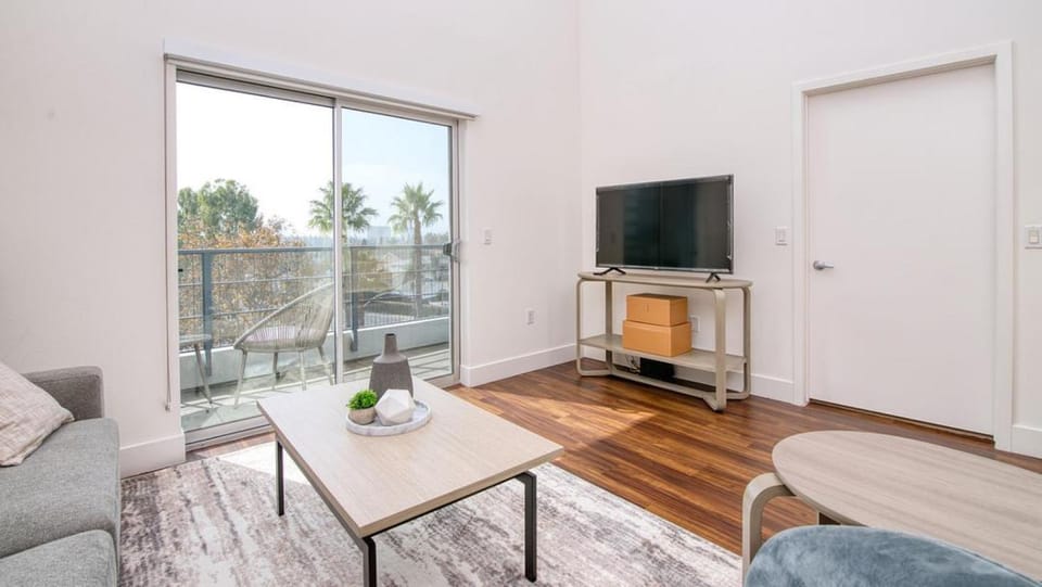 Landing - Modern Apartment with Amazing Amenities (ID6644X79) Apartment in Costa Mesa