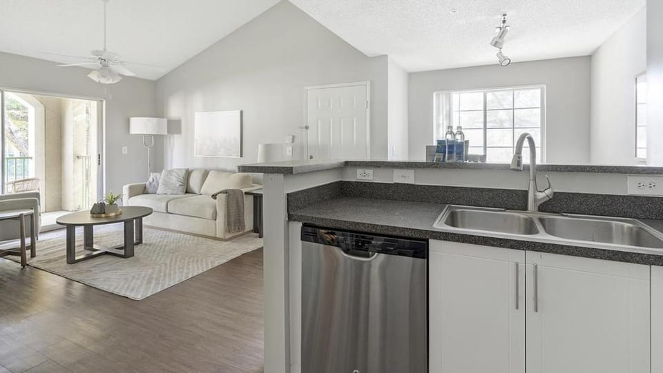 Landing - Modern Apartment with Amazing Amenities (ID1287X618) Apartment in Coconut Creek